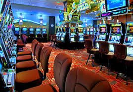 Tampilan meja Bandar Poker di rajaqq dengan kartu dealer dan pemain serta area taruhan